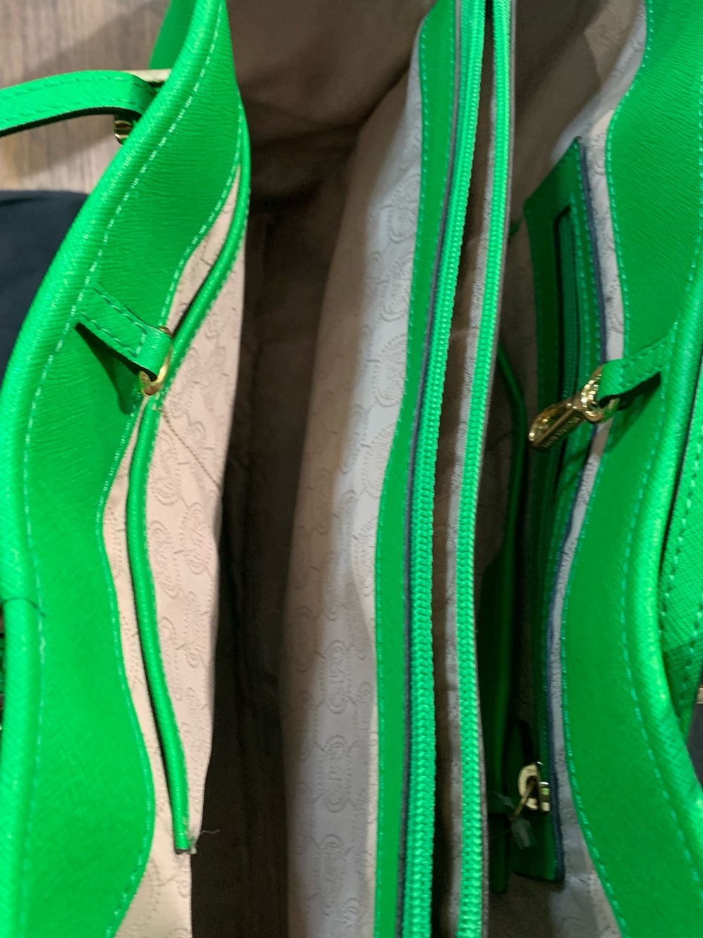 Michael Kors Bright Green Saffiano Leather Tote with Gold Hardware - Picture 4 of 6